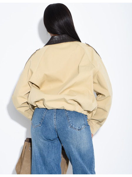 Veste courte style trench à empiècements contrastants
