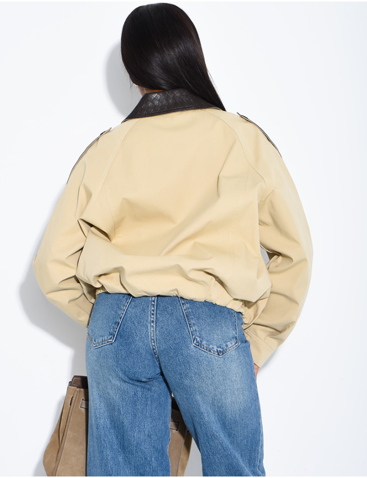 Veste courte style trench à empiècements contrastants