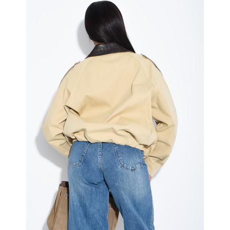 Veste courte style trench à empiècements contrastants