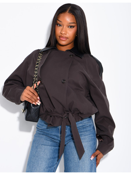 Veste courte style trench à empiècements contrastants