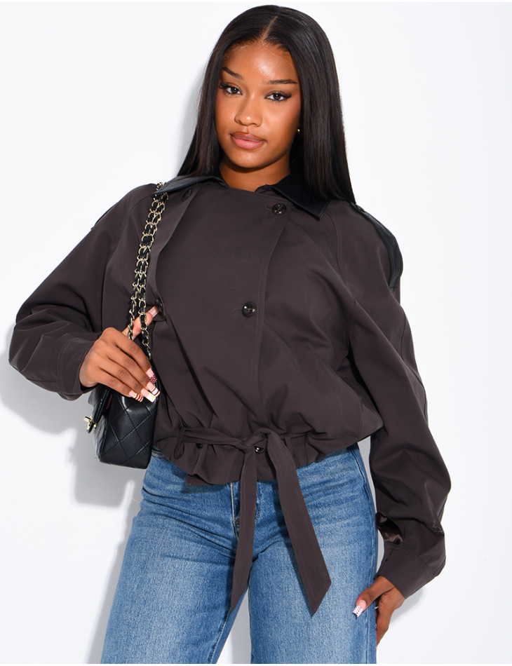 Veste courte style trench à empiècements contrastants