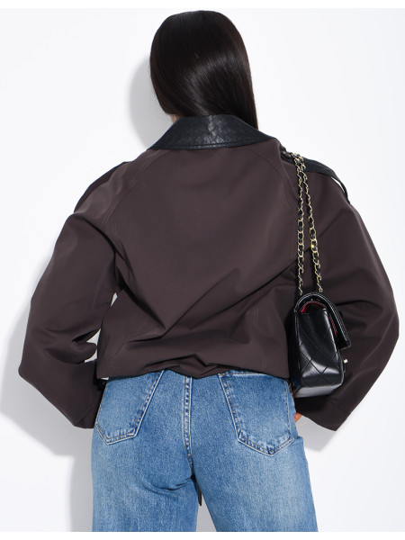 Veste courte style trench à empiècements contrastants