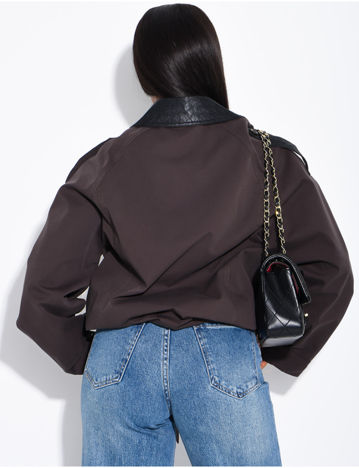 Veste courte style trench à empiècements contrastants