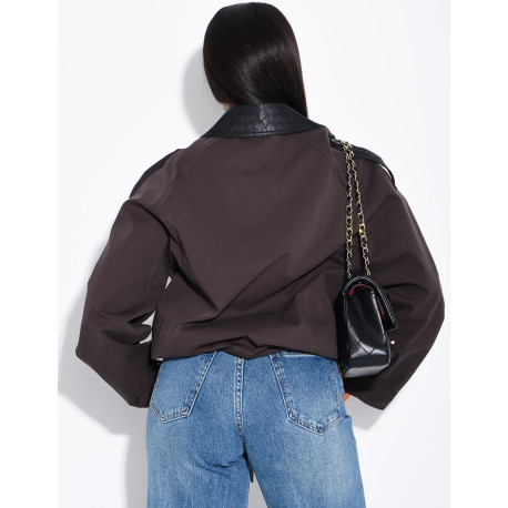 Veste courte style trench à empiècements contrastants