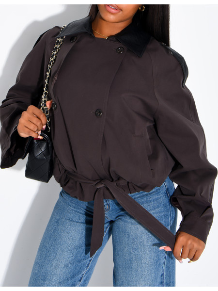 Veste courte style trench à empiècements contrastants