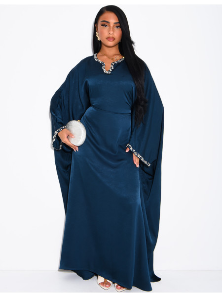 Abaya papillon en satin premium ornée de cristaux au col et sur les manches