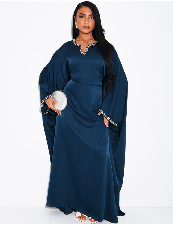 Abaya papillon en satin premium ornée de cristaux au col et sur les manches