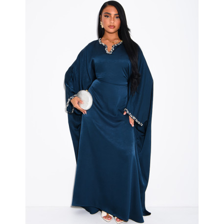 Abaya papillon en satin premium ornée de cristaux au col et sur les manches