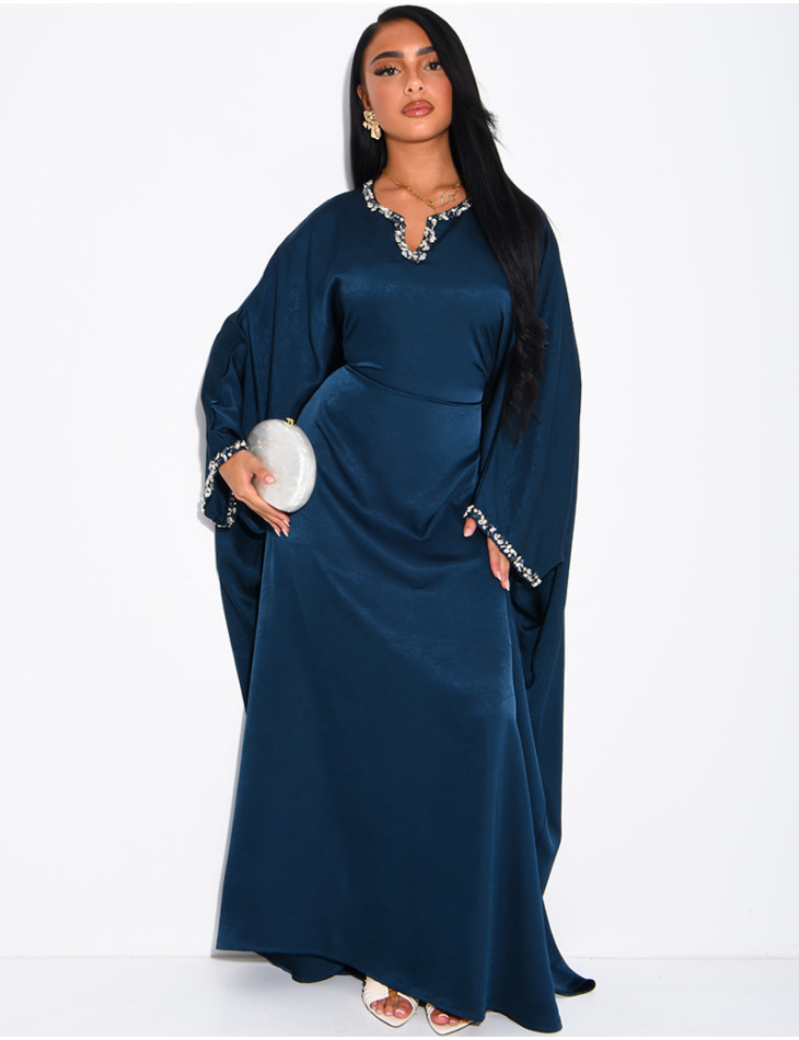 Abaya papillon en satin premium ornée de cristaux au col et sur les manches