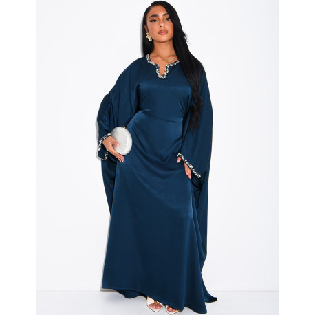 Abaya papillon en satin premium ornée de cristaux au col et sur les manches