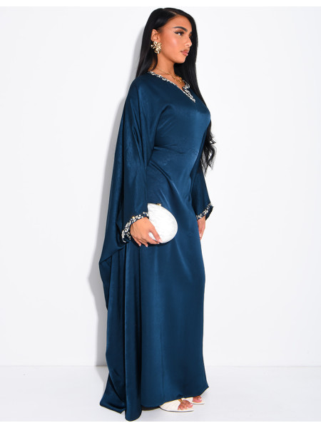 Abaya papillon en satin premium ornée de cristaux au col et sur les manches