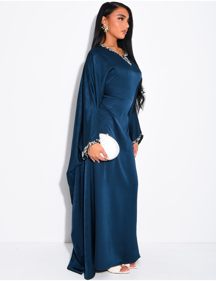 Abaya papillon en satin premium ornée de cristaux au col et sur les manches