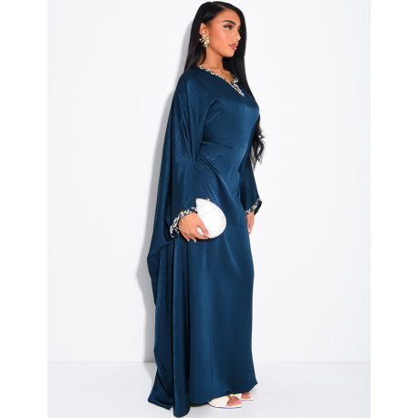 Abaya papillon en satin premium ornée de cristaux au col et sur les manches