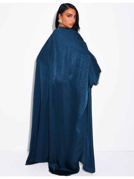 Abaya papillon en satin premium ornée de cristaux au col et sur les manches
