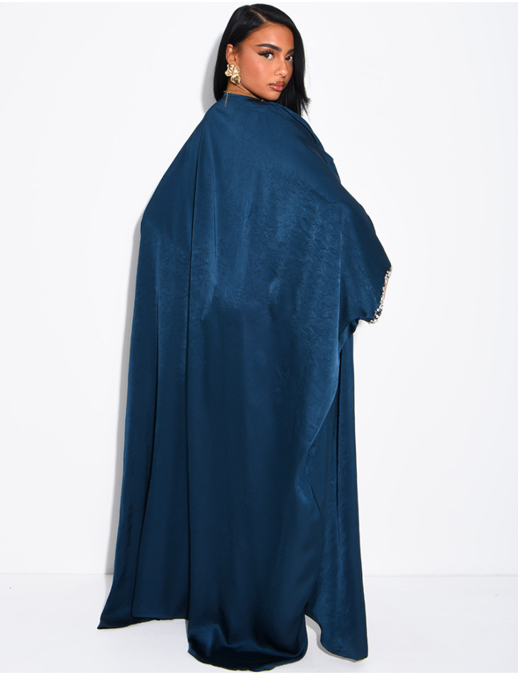 Abaya papillon en satin premium ornée de cristaux au col et sur les manches