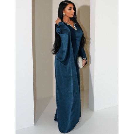 Abaya papillon en satin premium ornée de cristaux au col et sur les manches