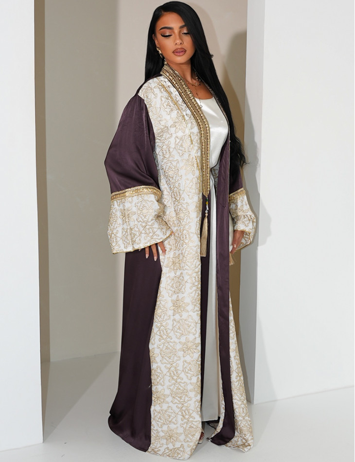 Abaya premium en satin brodé et pompons avec sous robe assortie