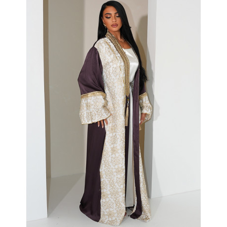 Abaya premium en satin brodé et pompons avec sous robe assortie