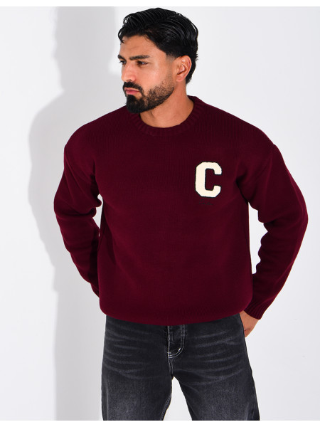 Pull en maille avec broderie lettre C