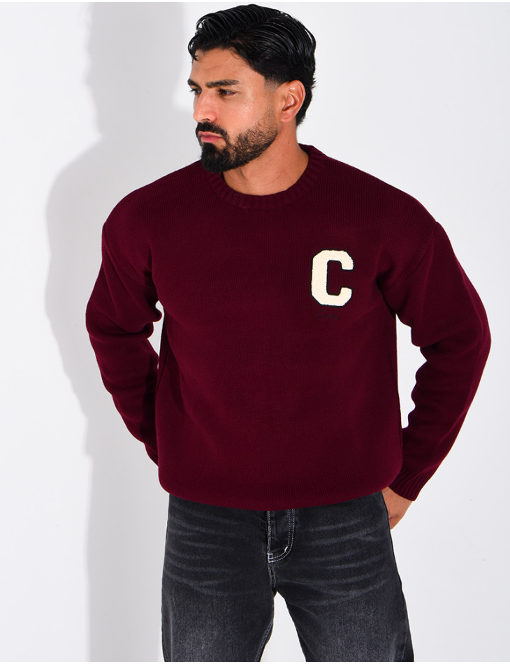 Pull en maille avec broderie lettre C