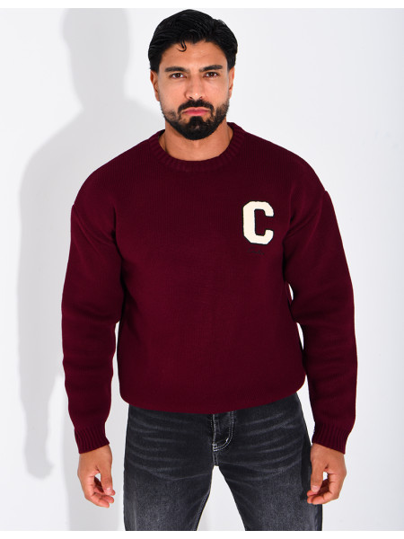 Pull en maille avec broderie lettre C