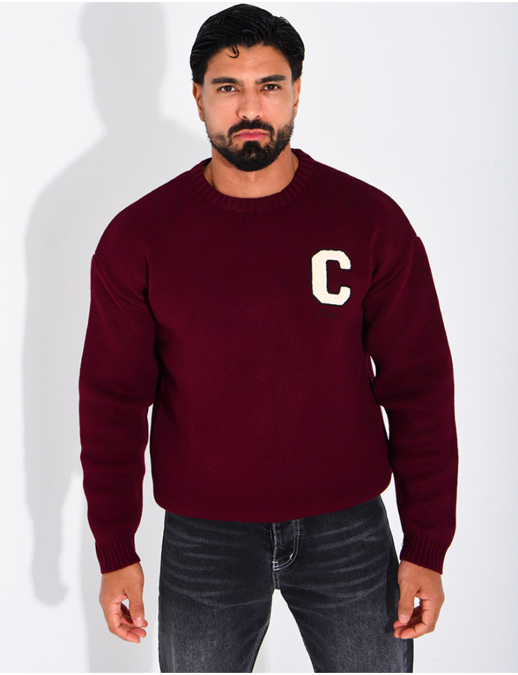 Pull en maille avec broderie lettre C