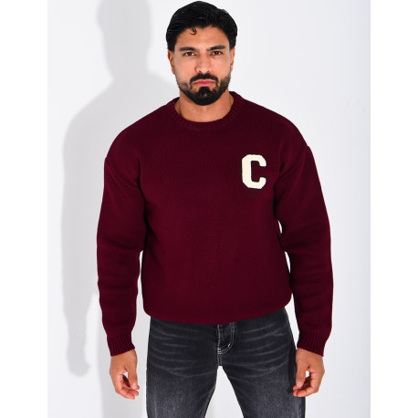 Pull en maille avec broderie lettre C