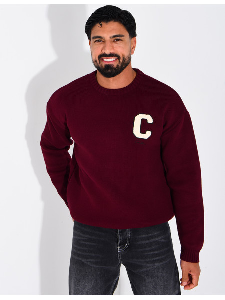 Pull en maille avec broderie lettre C