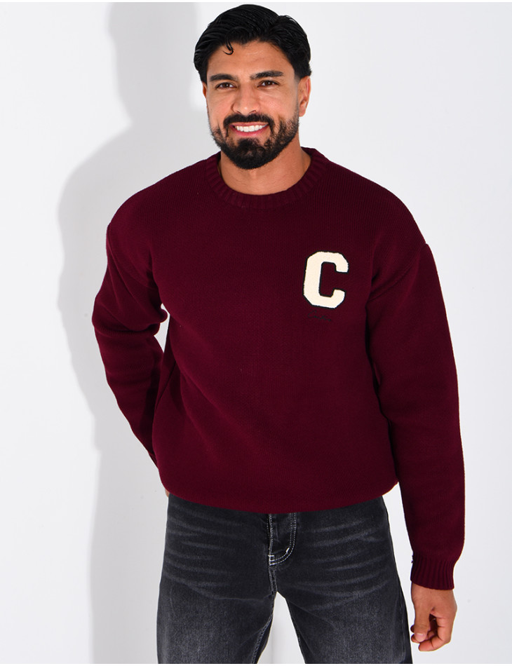 Pull en maille avec broderie lettre C
