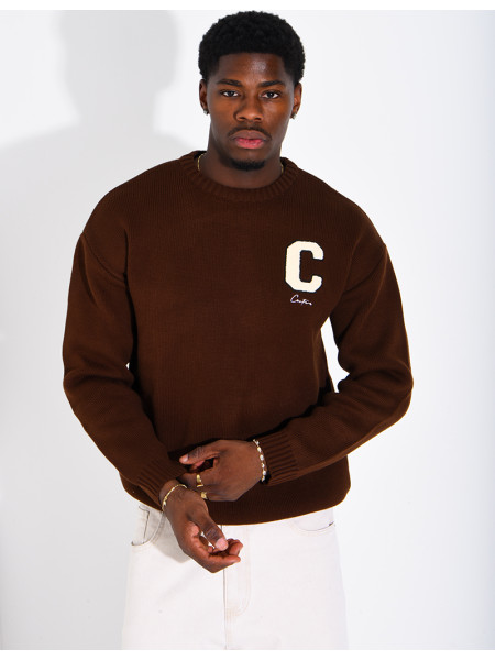 Pull en maille avec broderie lettre C