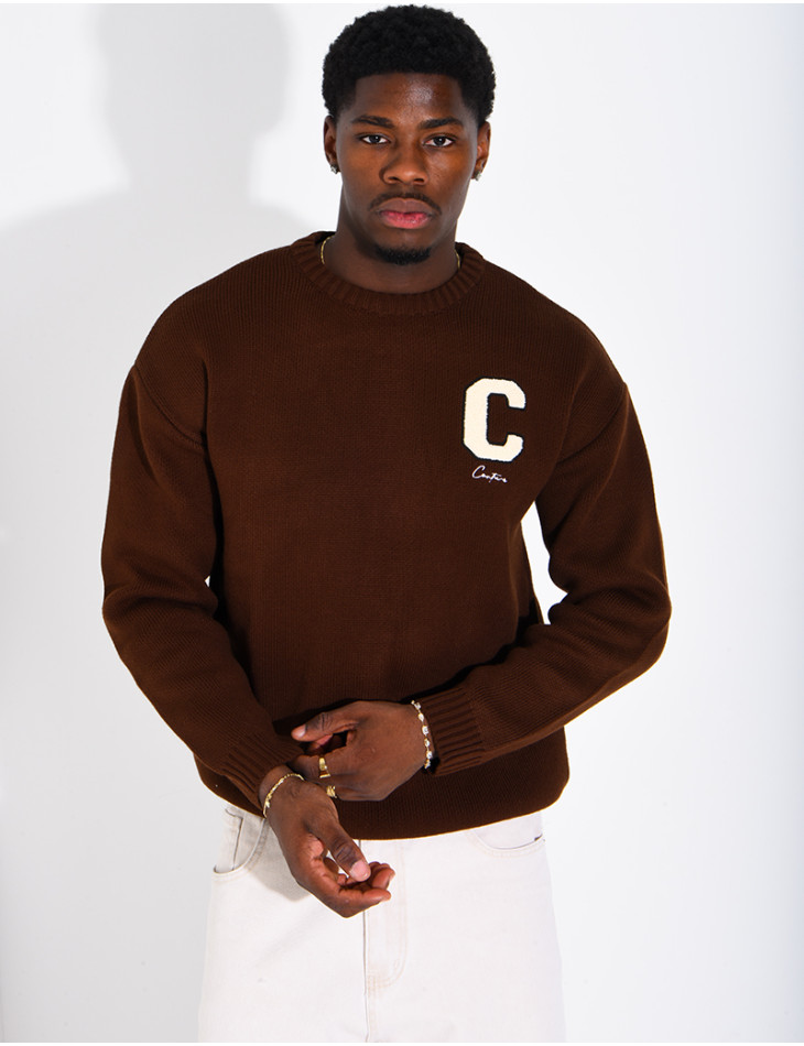 Pull en maille avec broderie lettre C