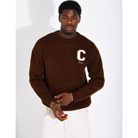 Pull en maille avec broderie lettre C