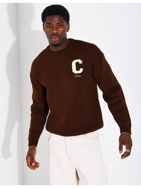 Pull en maille avec broderie lettre C