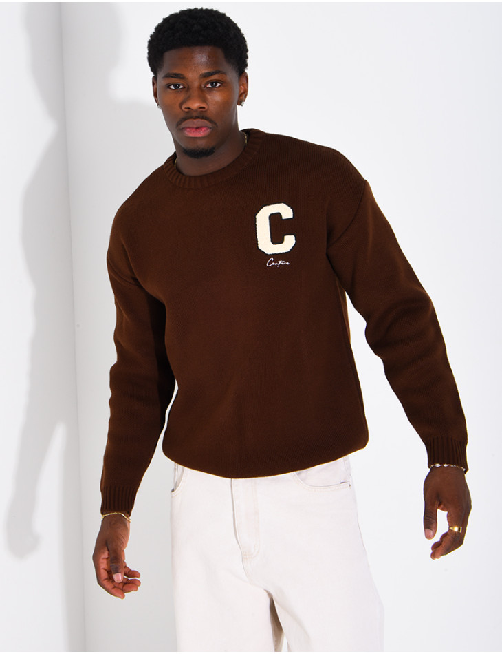 Pull en maille avec broderie lettre C