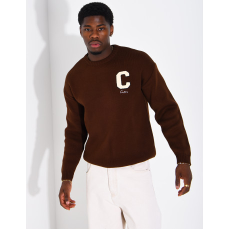 Pull en maille avec broderie lettre C