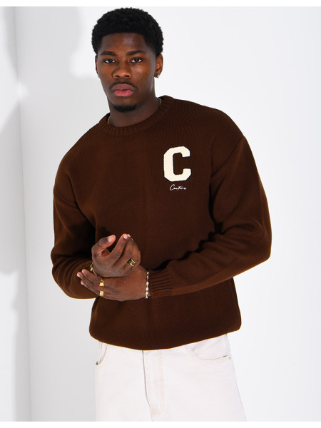 Pull en maille avec broderie lettre C