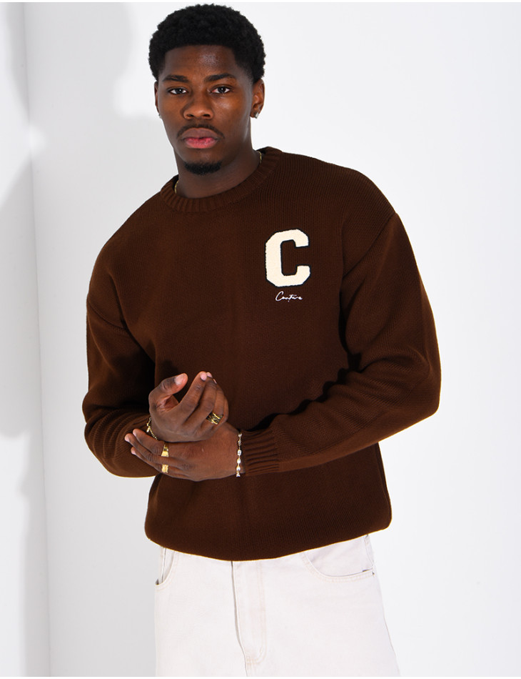 Pull en maille avec broderie lettre C