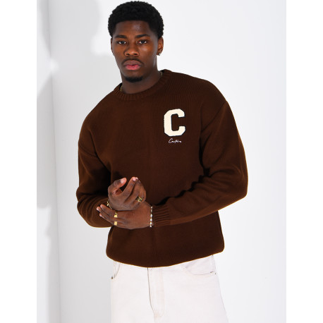 Pull en maille avec broderie lettre C