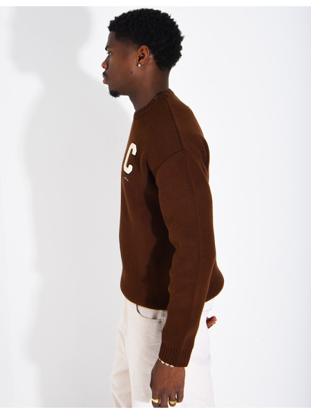 Pull en maille avec broderie lettre C