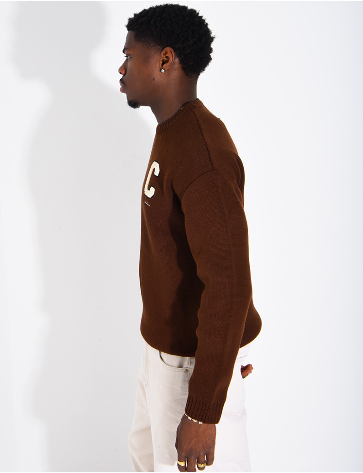 Pull en maille avec broderie lettre C