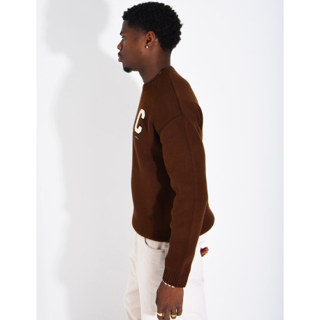 Pull en maille avec broderie lettre C