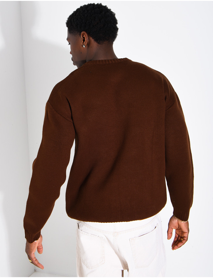 Pull en maille avec broderie lettre C