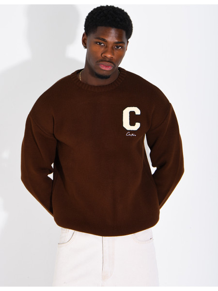 Pull en maille avec broderie lettre C