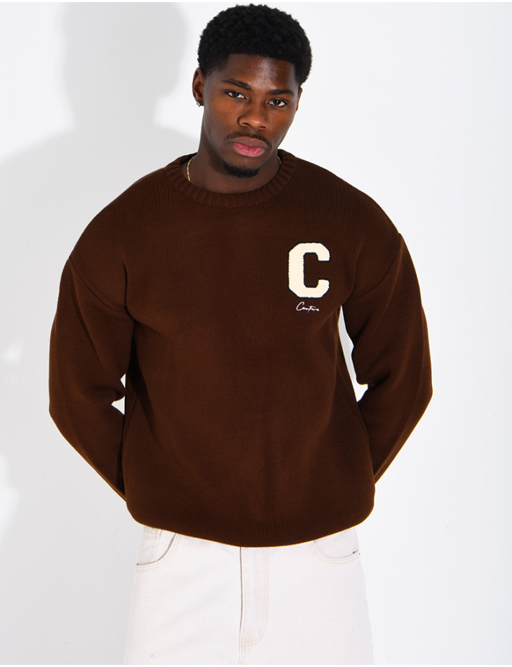 Pull en maille avec broderie lettre C