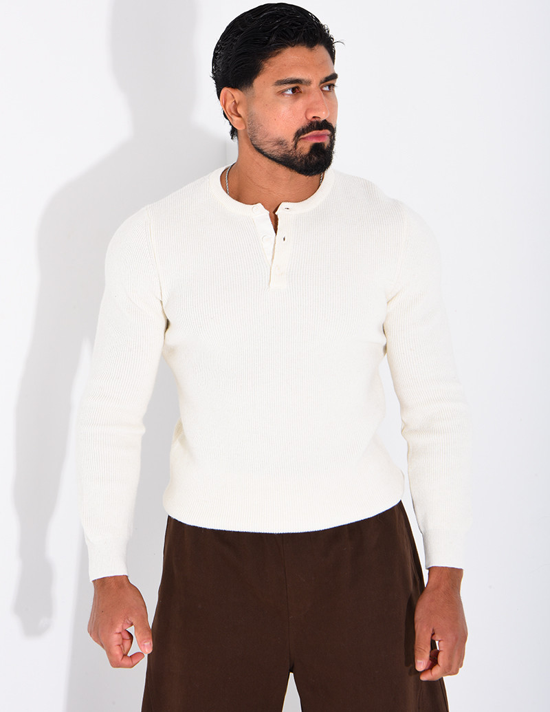 Pull en laine à boutons au col
