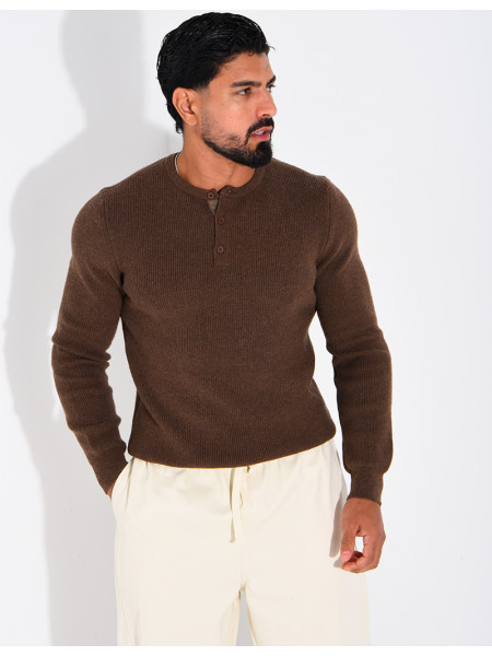 Pull en laine à boutons au col
