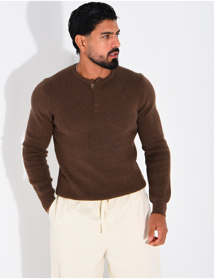 Pull en laine à boutons au col