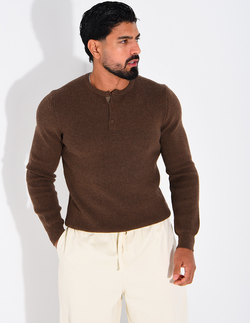 Pull en laine à boutons au col