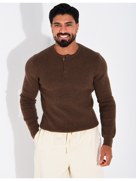 Pull en laine à boutons au col