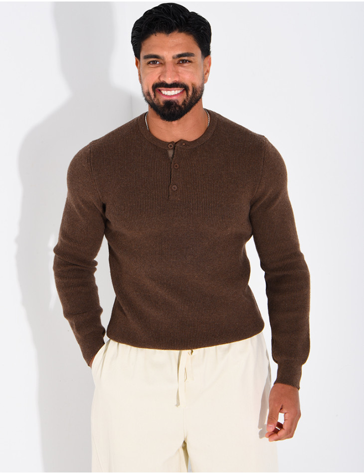 Pull en laine à boutons au col